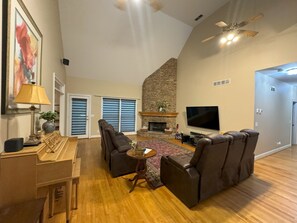 Smart-TV, DVD-spiller, bøker og musikkbibliotek