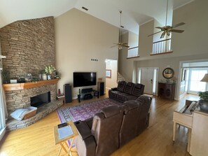 Una Smart TV, un reproductor de DVD, libros, una biblioteca de música