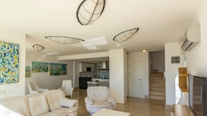 Villa, 4 chambres, piscine privée | Coin séjour | Télévision à écran plat