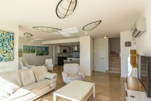 Villa, 4 camere da letto, piscina privata | Area soggiorno | TV a schermo piatto