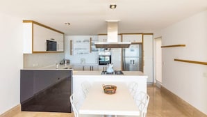 Villa, 4 chambres, piscine privée | Cuisine privée | Cafetière/bouilloire, grand réfrigérateur, micro-ondes, four