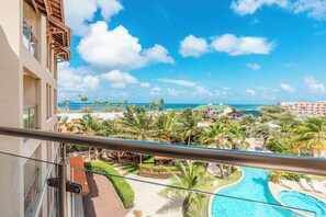 Property grounds - Spectacular condo overlooking Eagle Beach (Oranjestad-West)