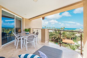 Outdoor dining - Spectacular condo overlooking Eagle Beach (Oranjestad-West)