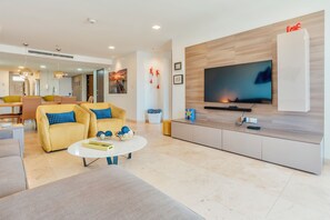 TV, mesa de pingue-pongue