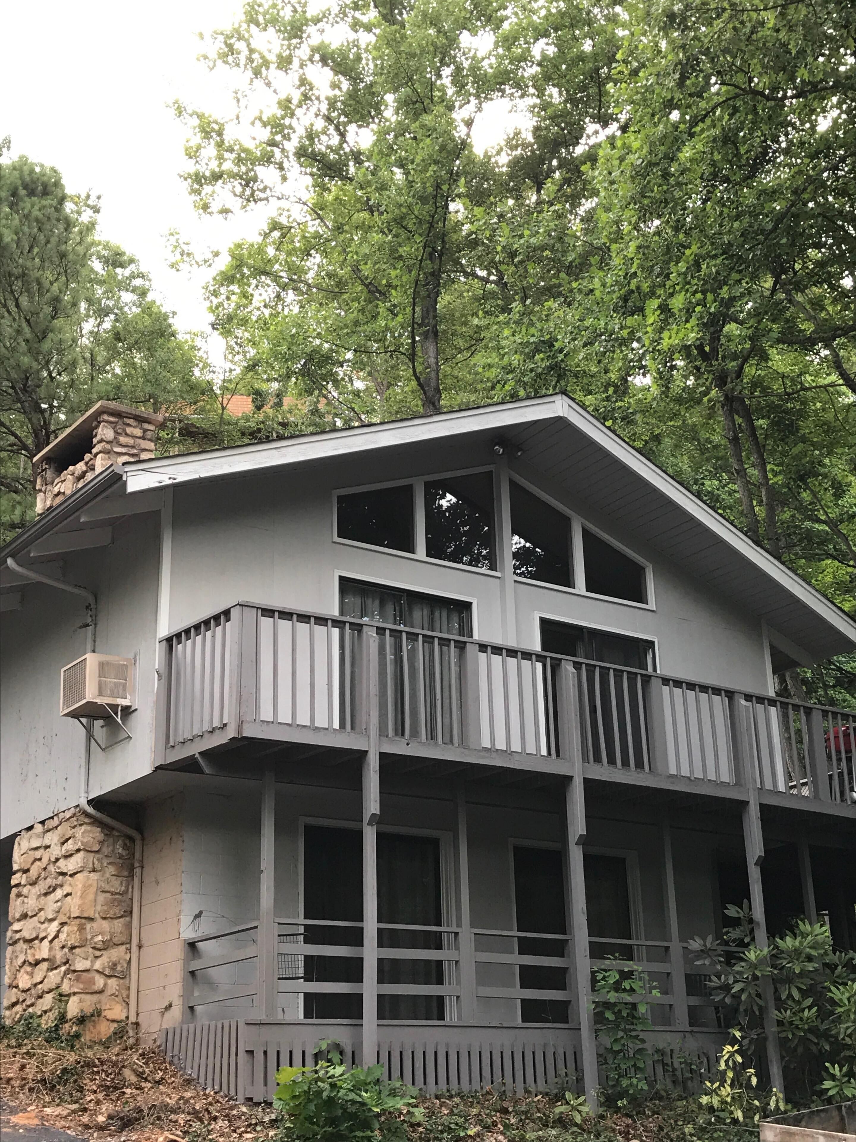 Bears, bears, bears! Minutes from downtown, book early for Fall!