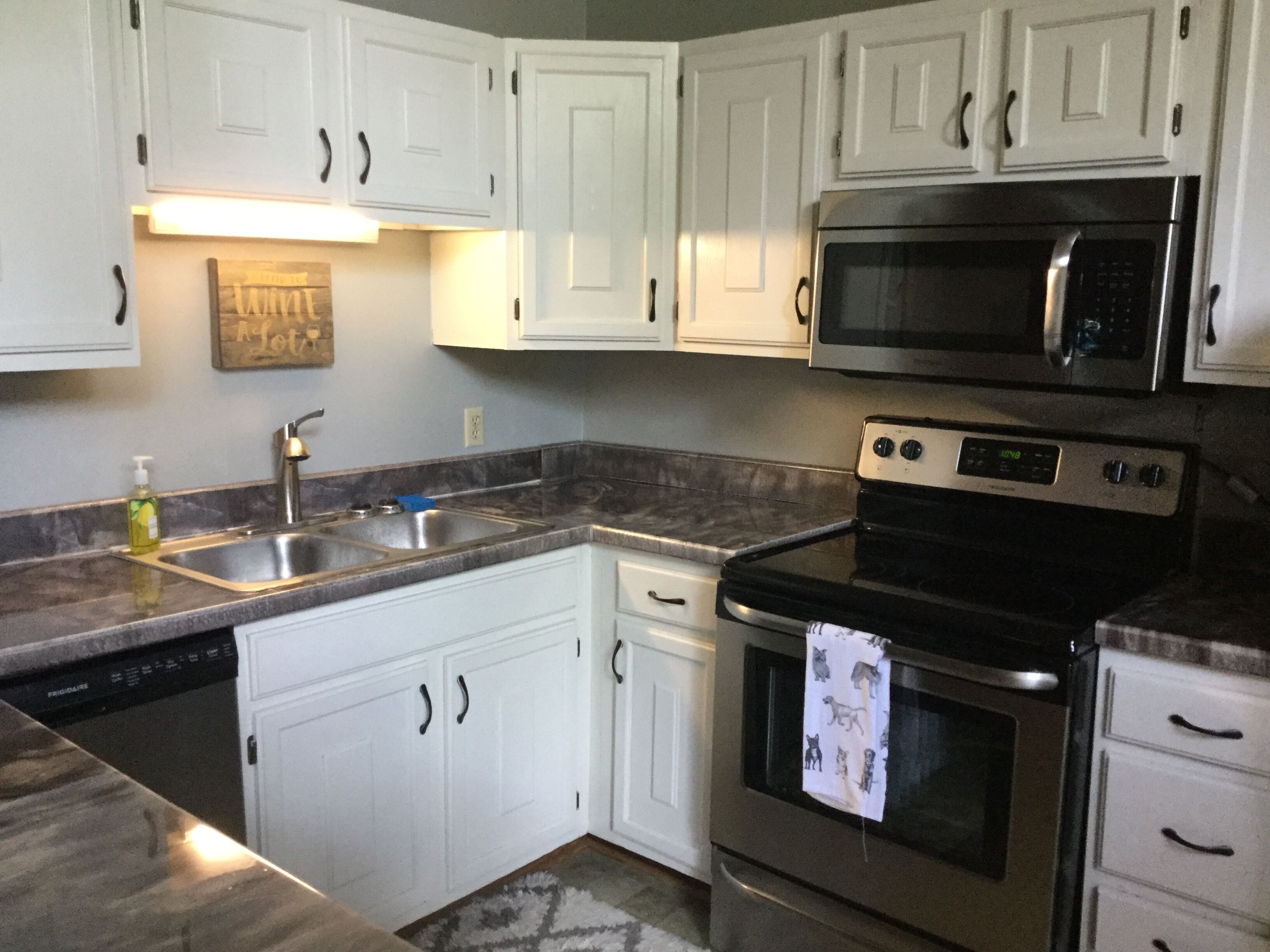 Bears, bears, bears! Minutes from downtown, book early for Fall!