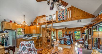 Spectacular Mountain Top cabin Amazing Views Large Balcony With Low Rates