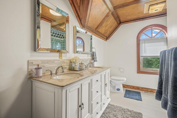 Combined shower/tub, hair dryer, towels, soap - Castle like home in SW PDX, close to downtown! (Portland)