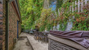 A brick wall with a grill and outdoor seating area. - Castle like home in SW PDX, close to downtown! (Portland)
