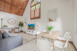 Smart TV, fireplace, DVD player, table tennis