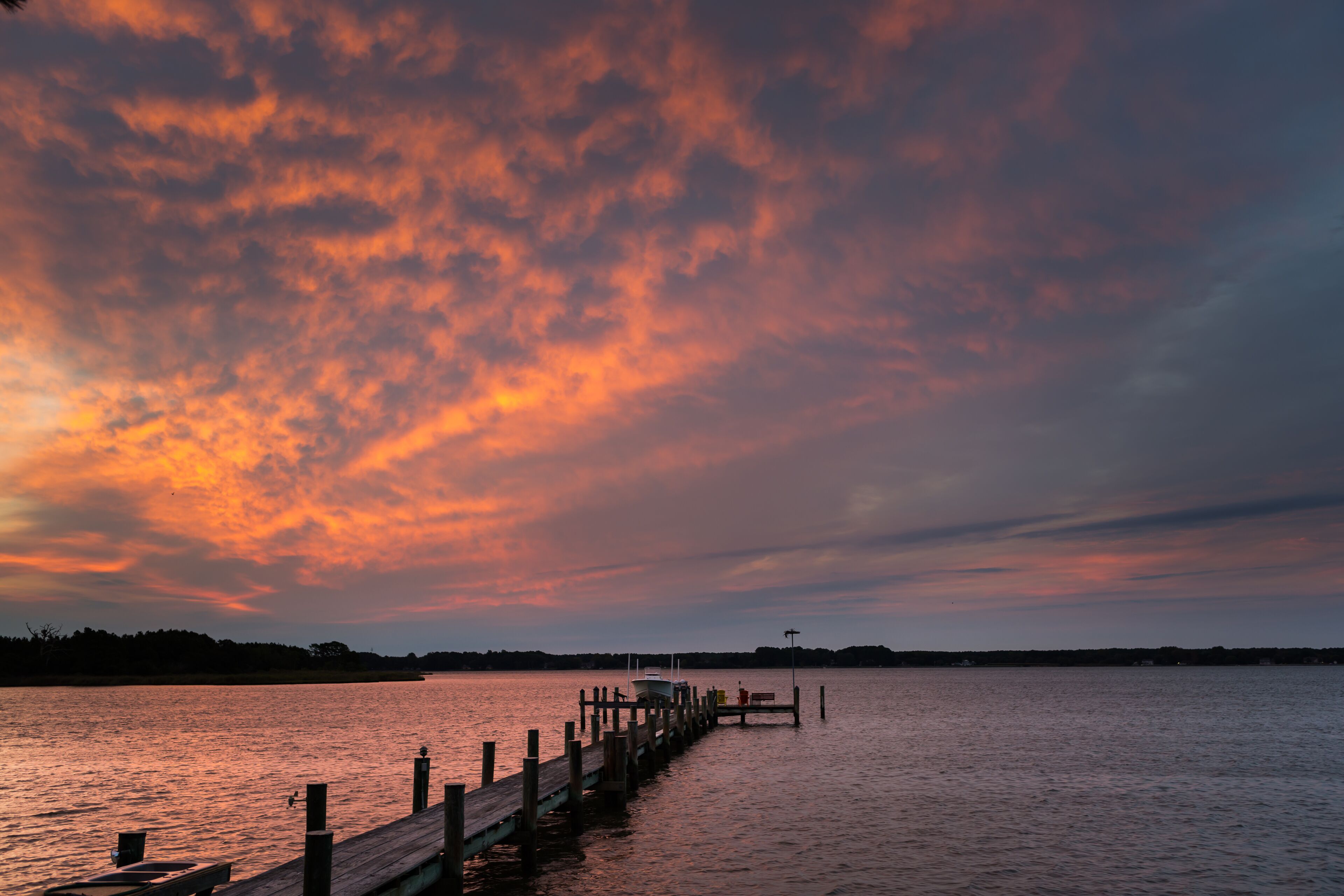 Beautiful, Private Retreat with HUGE Water Views!! 