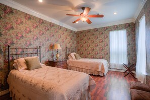 8 habitaciones, tabla de planchar con plancha, wifi y ropa de cama 