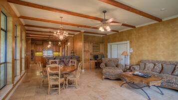 TV, caminetto, lettore DVD, tavolo da ping pong