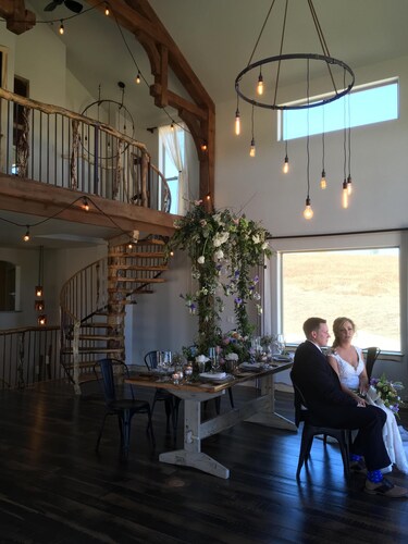 1cBarn for WEDDINGS, Reunions, large Estate Home; Sleep15, Games, Views; Private