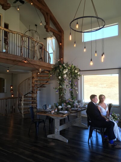 1cBarn for WEDDINGS, Reunions, large Estate Home; Sleep15, Games, Views; Private