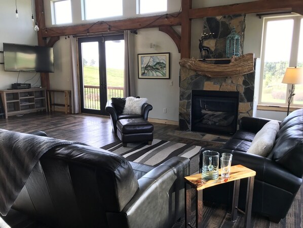 Smart TV, fireplace, DVD player, stereo