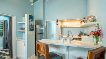 Refrigerador, horno, parrilla de estufa y cafetera y tetera