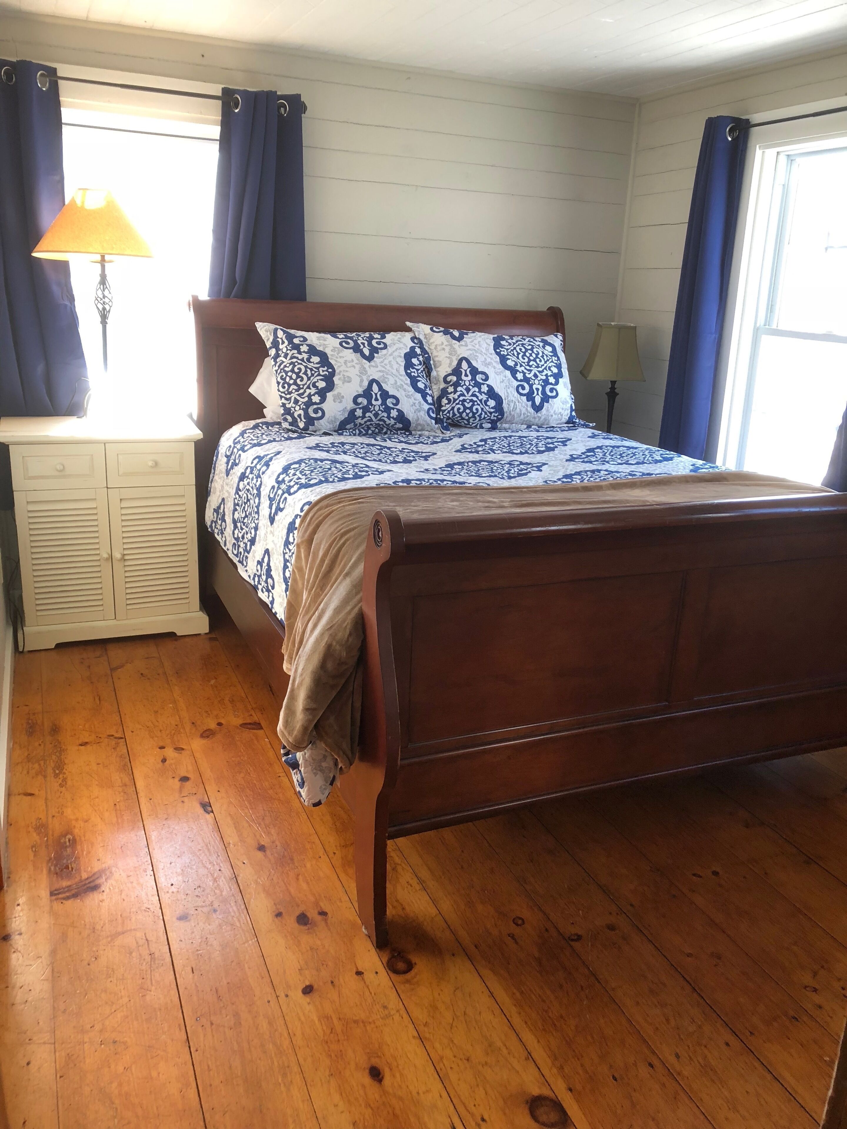 Well equipped cozy home sleeps 10 - hiking, biking, skiing & world class beer!