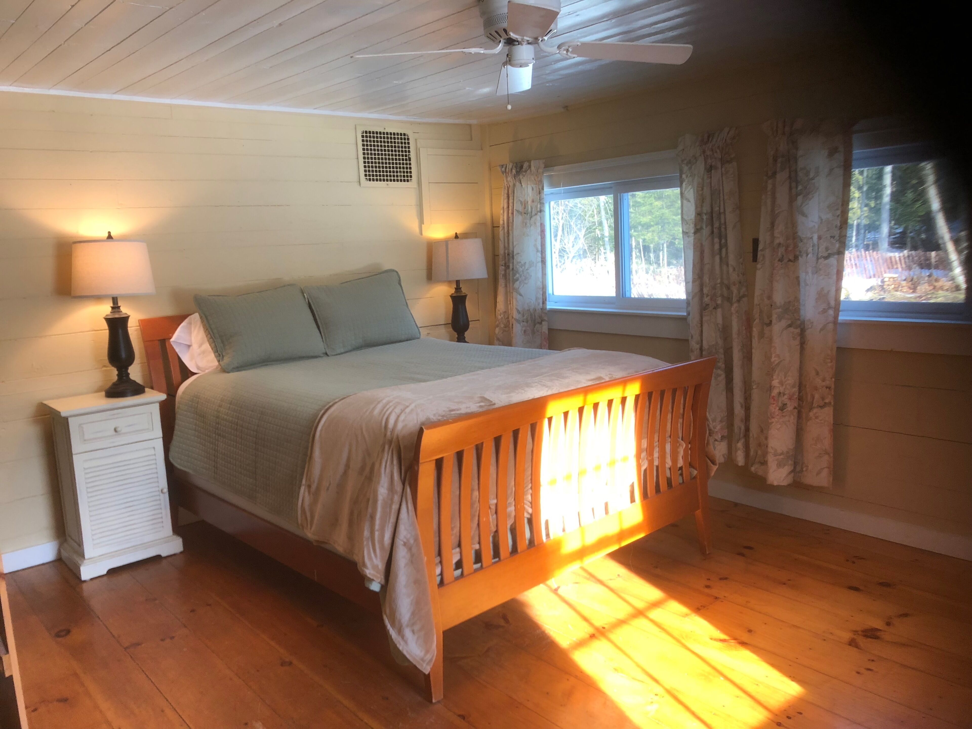 Well equipped cozy home sleeps 10 - hiking, biking, skiing & world class beer!