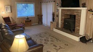 Smart TV, fireplace, DVD player, books - Robison Family Cabin SPRING SPECIAL through May. Regular rate 325; SPECIAL 245. (Alpine)