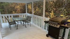 Outdoor dining - Robison Family Cabin SPRING SPECIAL through May. Regular rate 325; SPECIAL 245. (Alpine)
