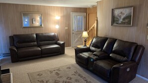 Smart TV, fireplace, DVD player, books - Robison Family Cabin SPRING SPECIAL through May. Regular rate 325; SPECIAL 245. (Alpine)