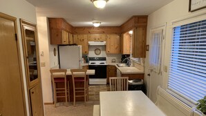 Dining - Robison Family Cabin SPRING SPECIAL through May. Regular rate 325; SPECIAL 245. (Alpine)