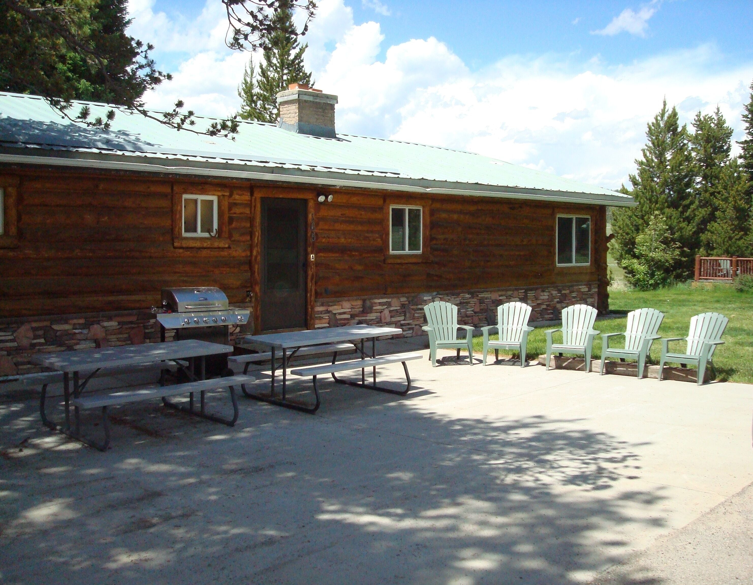 8 miles from Yellowstone! Parking area for toys! Fireplace & gas grill!