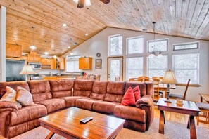 Una televisión, una chimenea, un reproductor de DVD