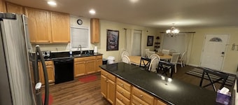 7BR Outdoor Oasis - Brand New Pool, Waterfalls, Wet Pad, Putting Green, Hot Tub
