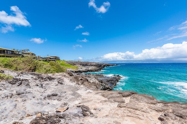 Overlooking the ocean, this hotel features modern buildings with flat roofs and balconies.