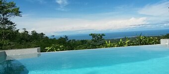 Fantastischer Blick auf den Wal-Schwanz, private, moderne Villa mit Pool- und Flusszugang