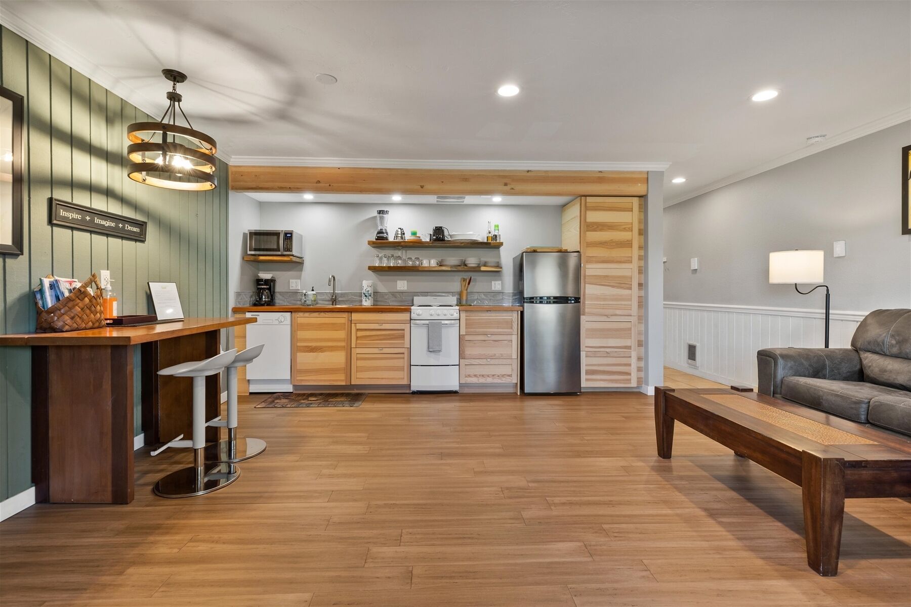 Peaceful Cozy Condo, Close to Mountain, Trails and Town! LOCATION!