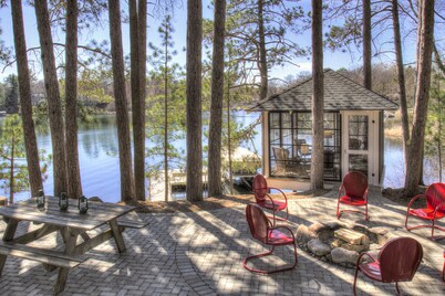 Vintage Cabin on Beautiful Lake O'brien - Includes Pontoon Boat