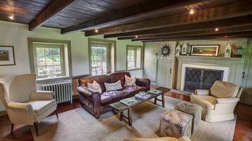 電視、壁爐、DVD 播放機、影像庫