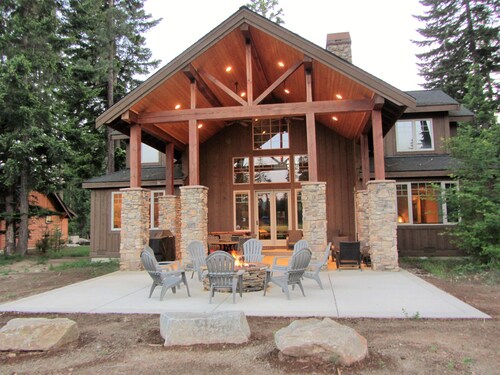 Spacious 4300 sf, Heated Garage Game Room, Golf Course View, 3 King Beds
