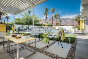 Outdoor dining - PS Groovy: Mad Men Style Meets The Groovy Life (Palm Springs)