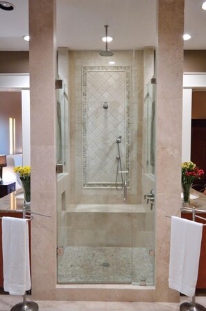 Ensemble douche/baignoire, sèche-cheveux, serviettes fournies