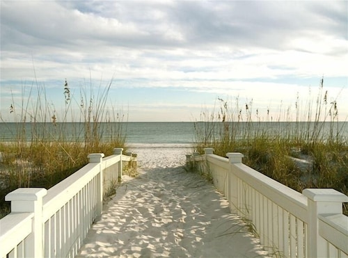 Seahorse Hideaway - 6 Bedrooms - Gated Laguna Key Home