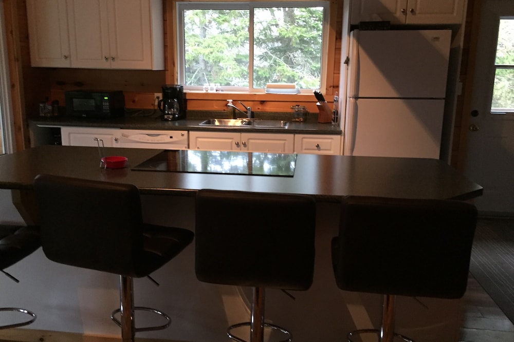 Warm and inviting, 3 bedroom 4 season cottage.