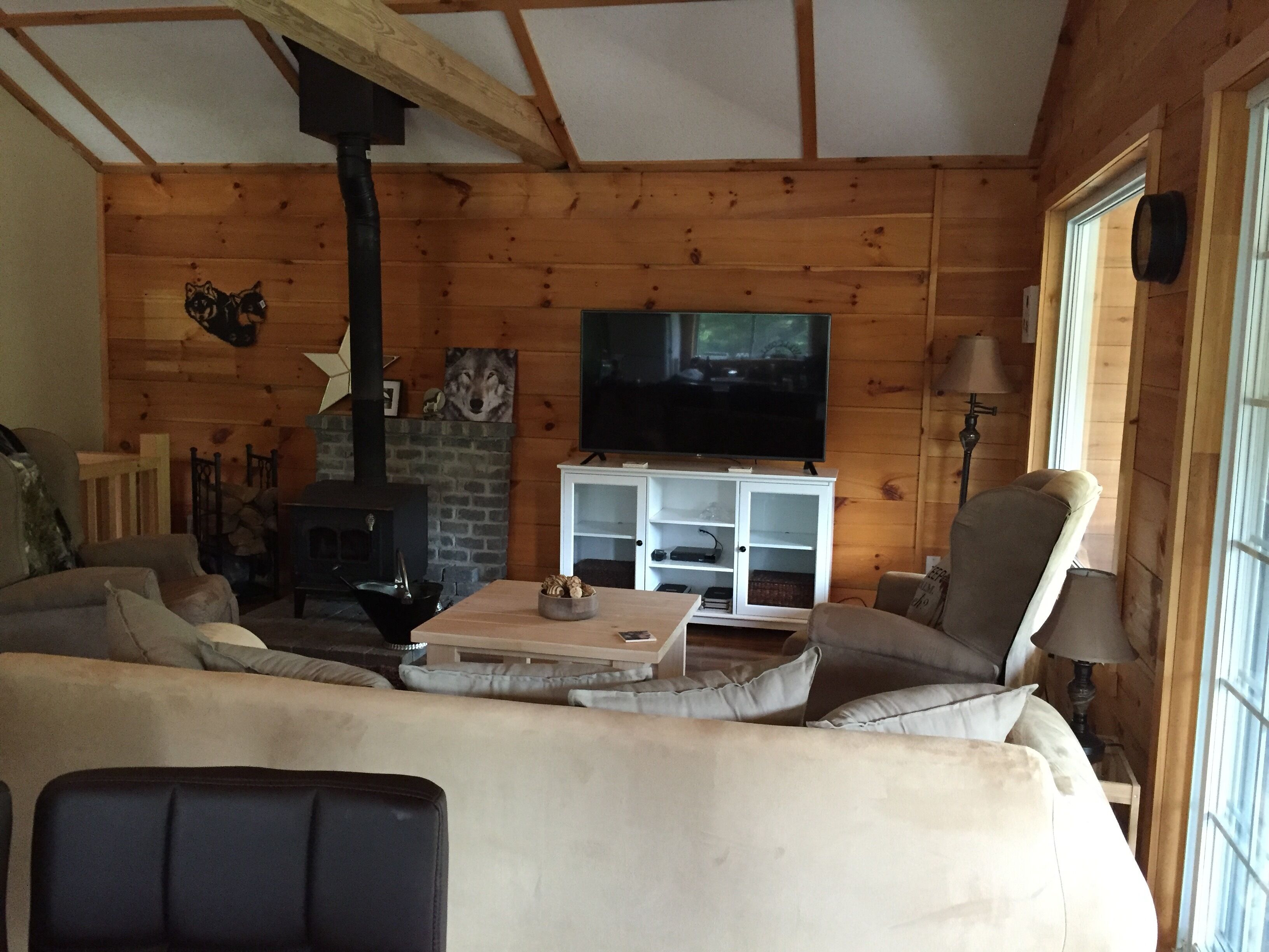 Warm and inviting, 3 bedroom 4 season cottage.