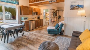 Un espacio habitable compacto con cocina, comedor y zona de estar.