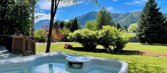 Leavenworth Mountain View Sanctuary w/ Hot Tub