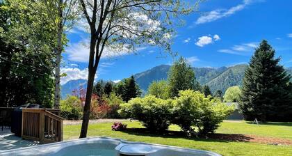 Leavenworth Mountain View Sanctuary w/ Hot Tub