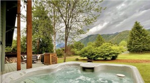 Outdoor spa tub