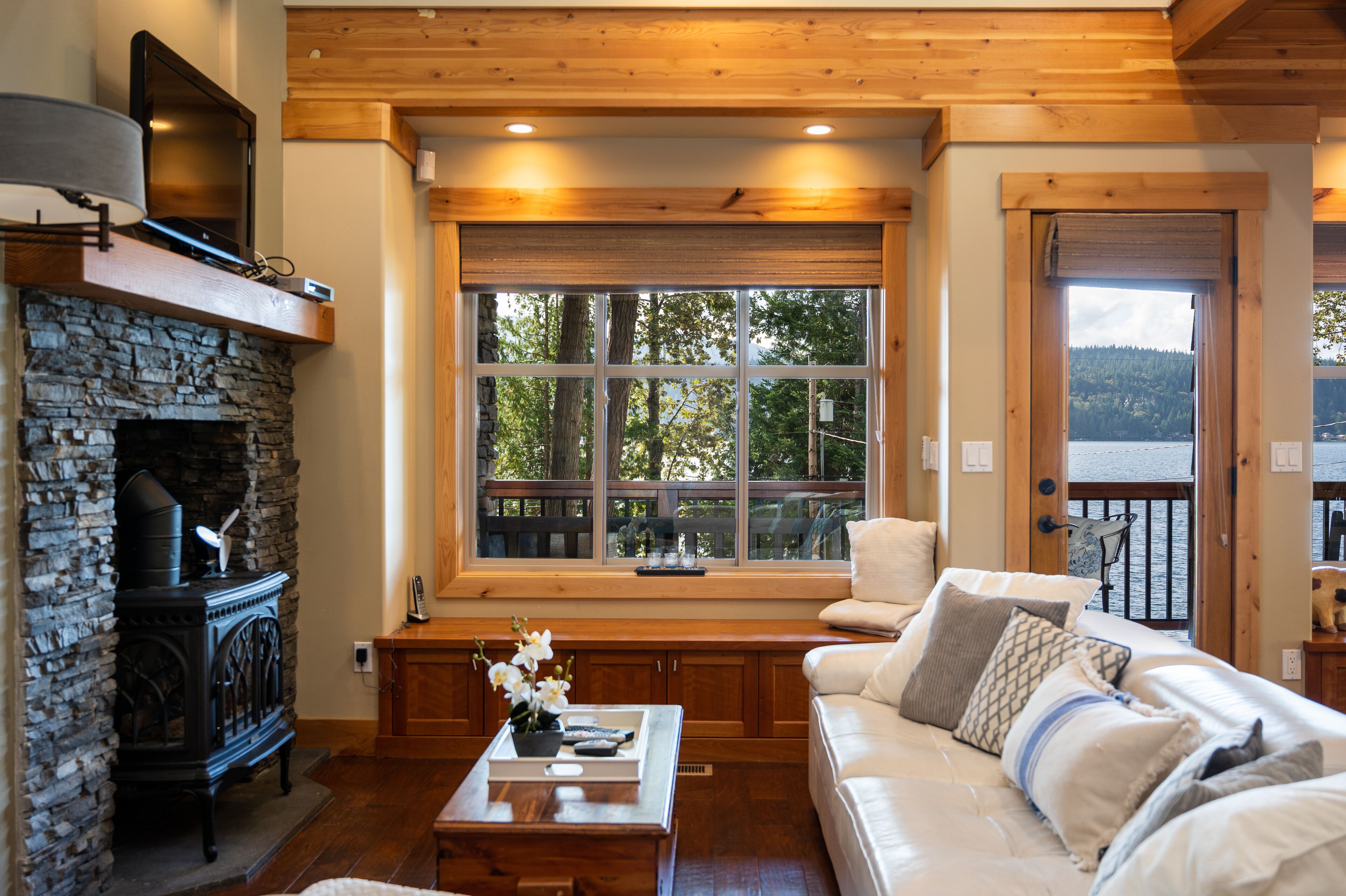 Lake Whatcom Water Front/3 Acres/Kayak/Boards/Wood Fireplace