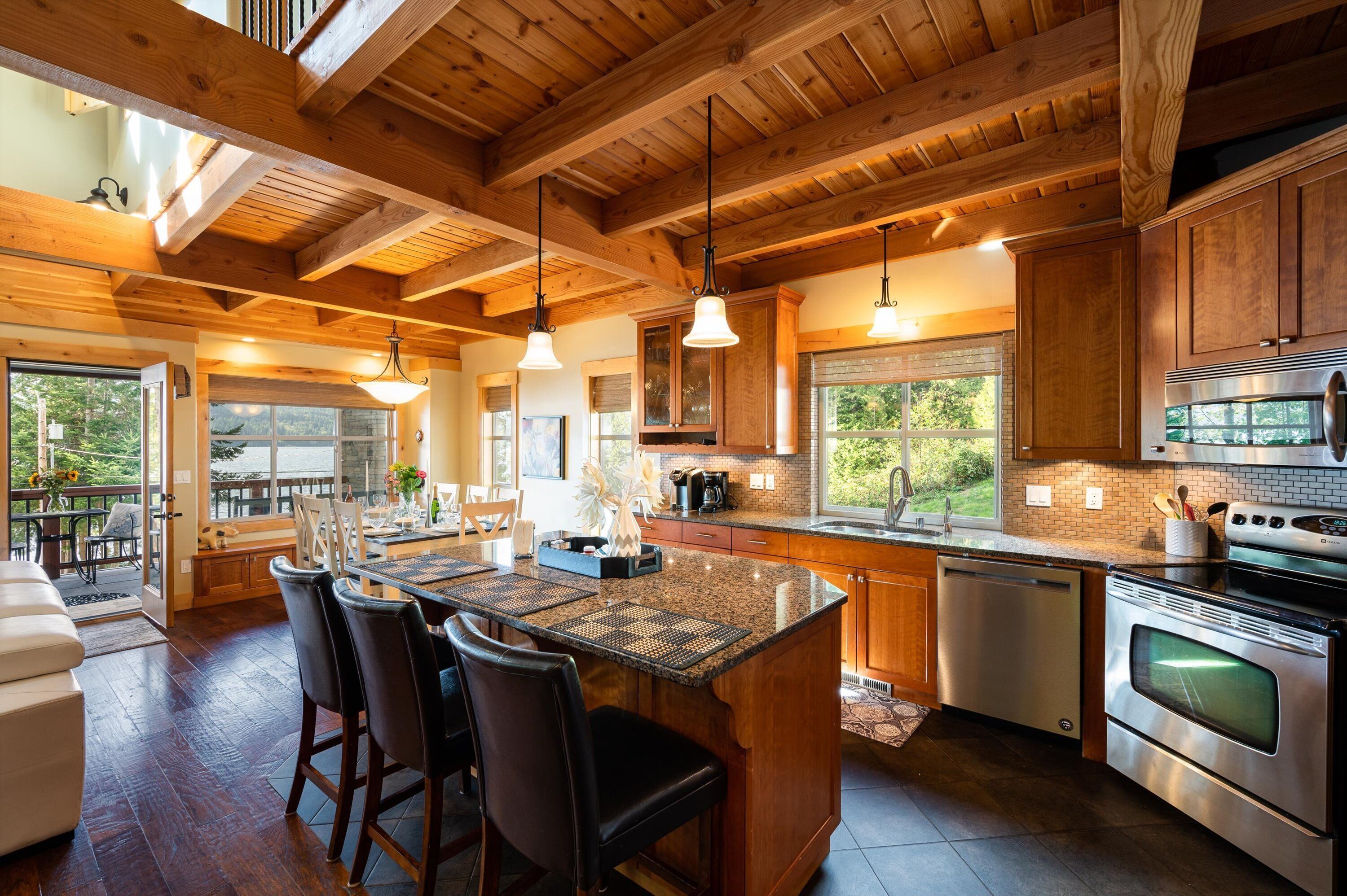 Lake Whatcom Water Front/3 Acres/Kayak/Boards/Wood Fireplace