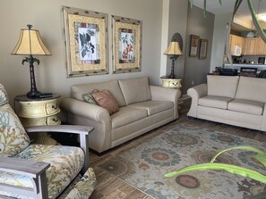 TV - Beautifully furnished with Beach Service. 1 mile to Pier Park Shopping Center. (Panama City Beach)