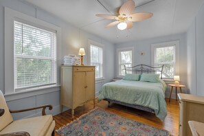 5 bedrooms, desk, travel cot, free WiFi - Kingsley Lake Home w wide lawn, dock, central air, 4 kayaks.  Near Camp Blanding (Kingsley Lake)