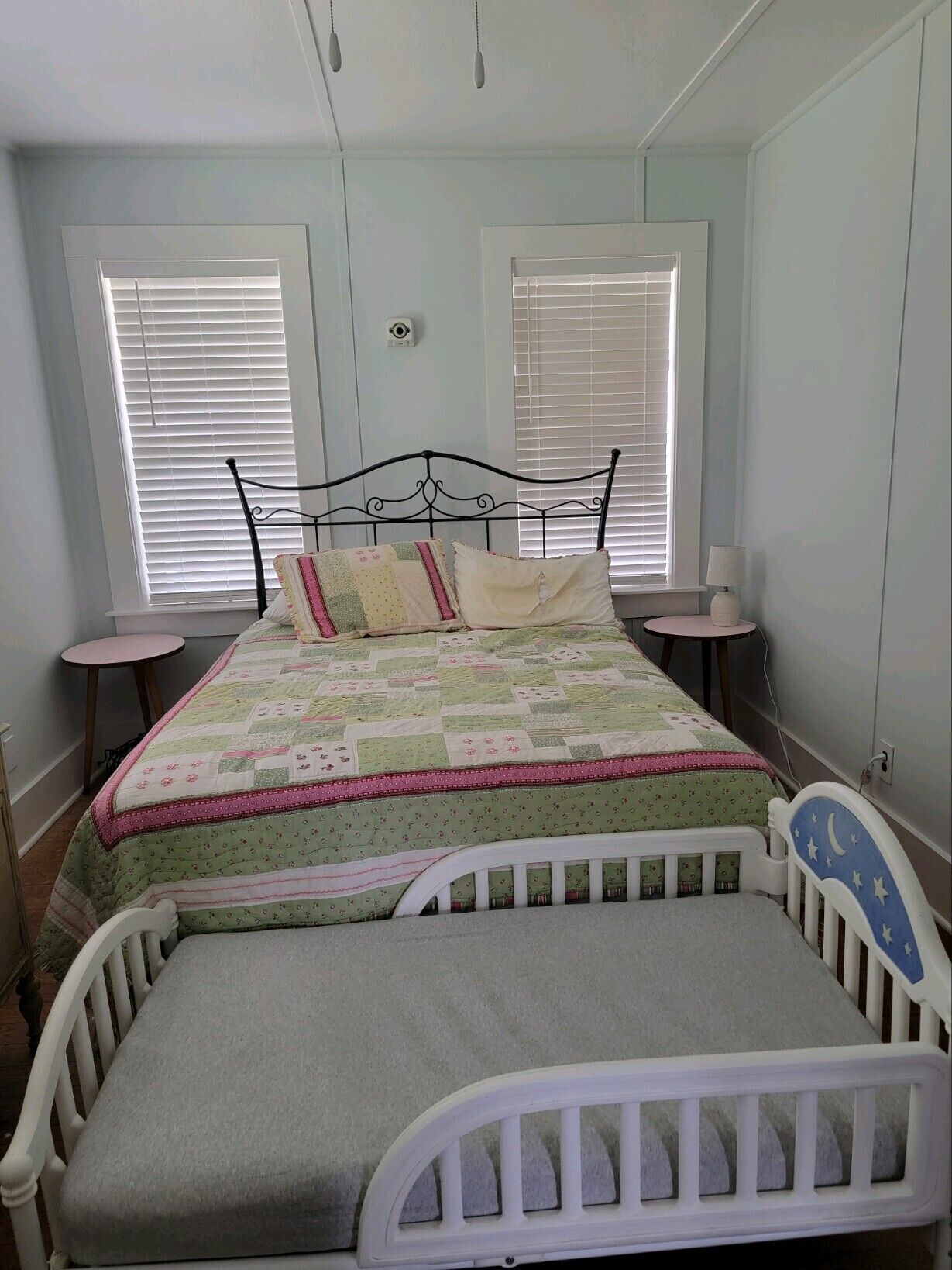 Large Lakefront Home w wide lawn, dock, central air, washer/dryer, 4 kayaks